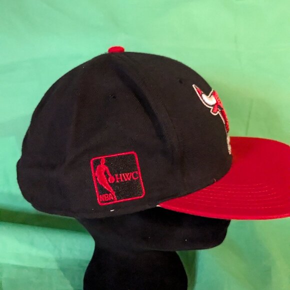 the Bulls ball cap. - Picture 4 of 5